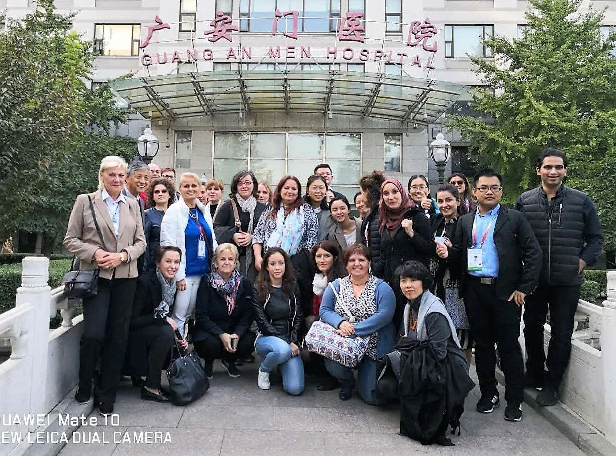 Účastníci stáže pred nemocnicou Guang An Men v Pekingu